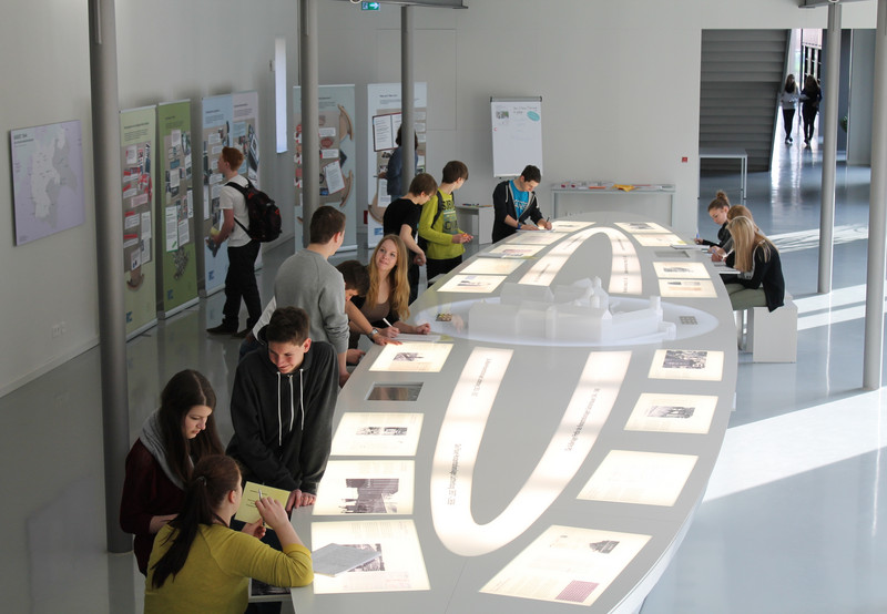 Projekttag mit Schülerinnen und Schülern des Lucas-Cranach-Gymnasiums Wittenberg im Erdgeschoss der Gedenkstätte