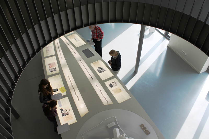 Besucherinnen und Besucher im Erdgeschoss der Dauerausstellung