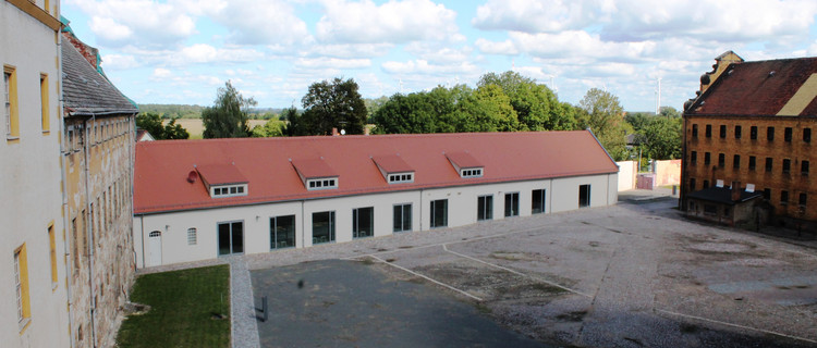 Im 1908 errichteten Werkstattgebäude befindet sich das Besuchs- und Dokumentationszentrum der Gedenkstätte KZ Lichtenburg Prettin.