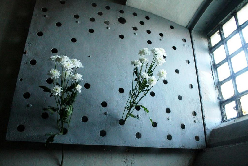 Individuelles Gedenken: Blumen in einem Zellenfenster im ehemaligen "Bunker"
